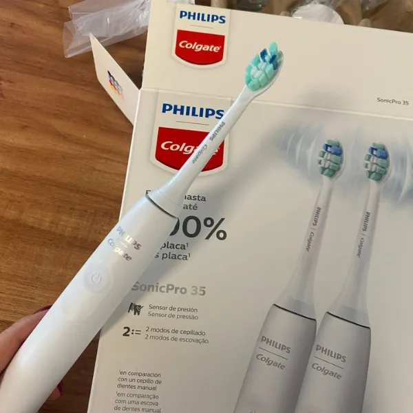 Escova Philips Colgate Sonic Pro 35 em destaque à frente da embalagem original