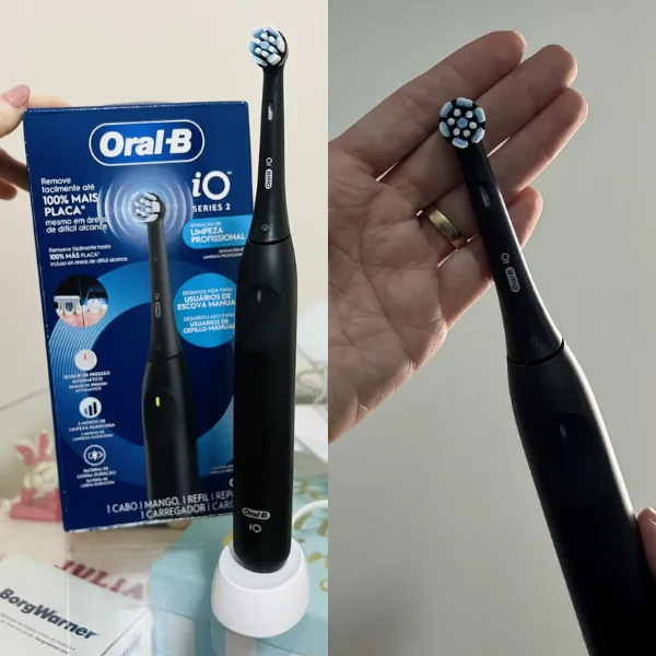 Escova elétrica Oral-B iO Series 2 preta posicionada ao lado da embalagem com destaque para limpeza profissional