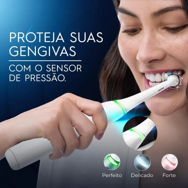 Mulher escovando os dentes com a escova Oral-B iO Series 4, destacando sensor de pressão com luzes coloridas
