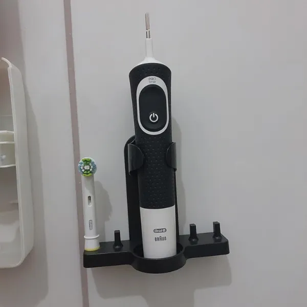 Escova Oral-B PRO Series 1+ fixada em suporte de parede com cabeçote ao lado