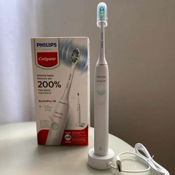 Escova Philips Colgate SonicPro 10 em pé ao lado da caixa e com o cabo USB enrolado