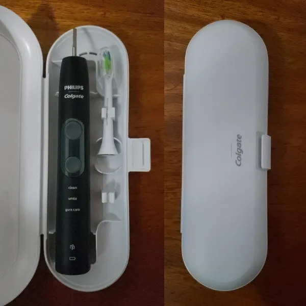 Estojo branco da escova Philips Colgate SonicPro 50 aberto com escova e refis no interior