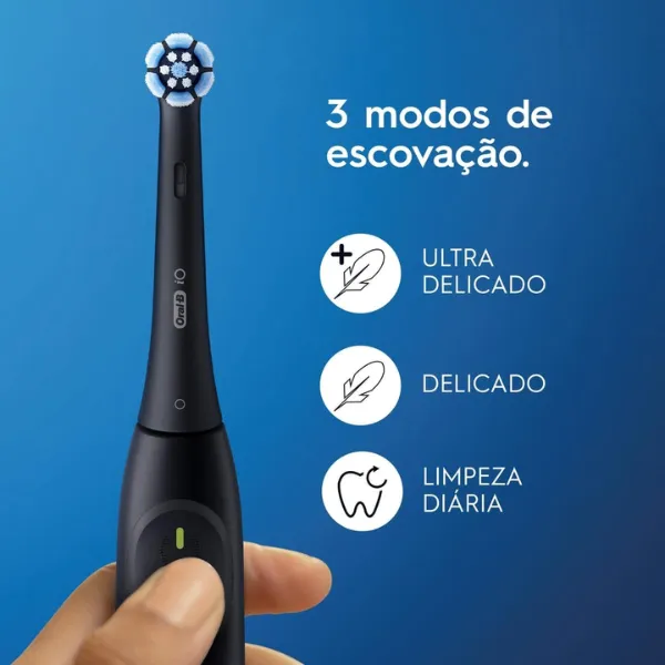 Escova elétrica Oral-B iO Series 2 com destaque para os três modos de escovação: ultra delicado, delicado e limpeza diária