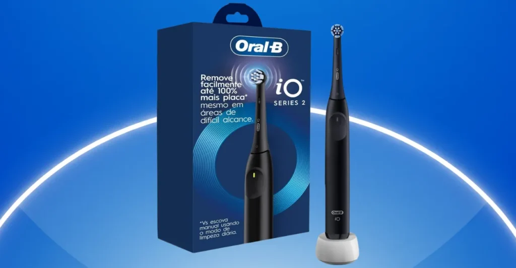 Escova elétrica Oral-B iO Series 2 na cor preta sobre base carregadora, ao lado da caixa com informações de desempenho