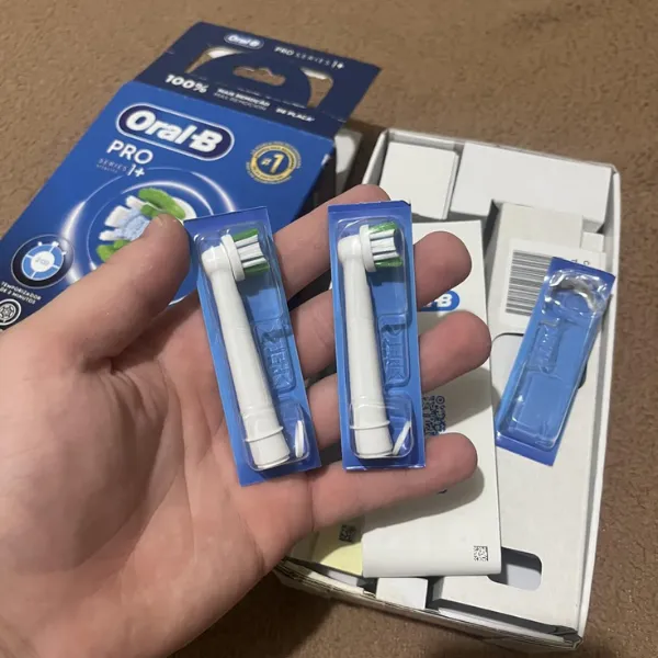 Refis da escova Oral-B PRO Series 1+ em embalagem plástica azul