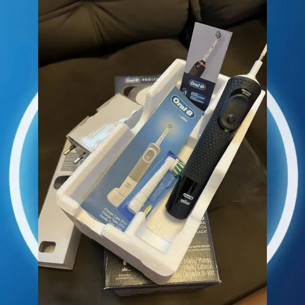 Conteúdo da embalagem da escova elétrica Oral-B Pro Series 2 com carregador e refil.