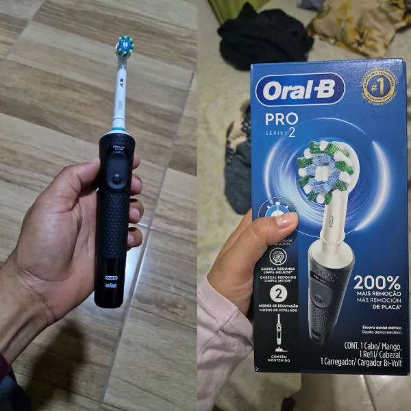 Pessoa segurando escova elétrica Oral-B Pro Series 2 e a caixa do produto.